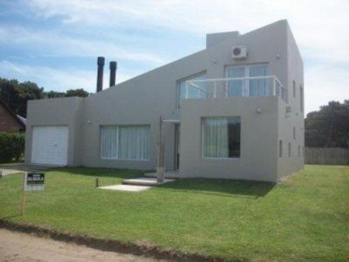 Excelente casa moderna, a metros del mar, en la mejor área de la zona norte de Pinamar.