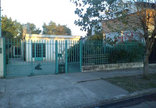 (Cód. 118)  Merlo Bs. As. Casa a 4 cuadras de Calle Real y 1 de San Lorenzo  $210.000 y Ctas.