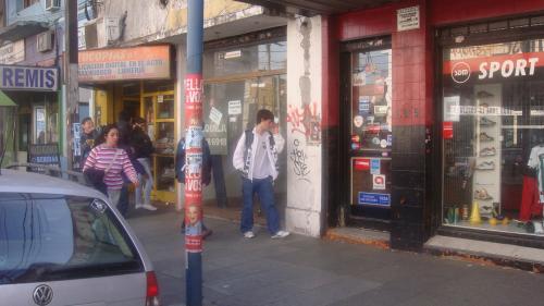 LOCAL EN ALQUILER EN MORON,centro, EN AV RIVADAVIA 17887 $4200