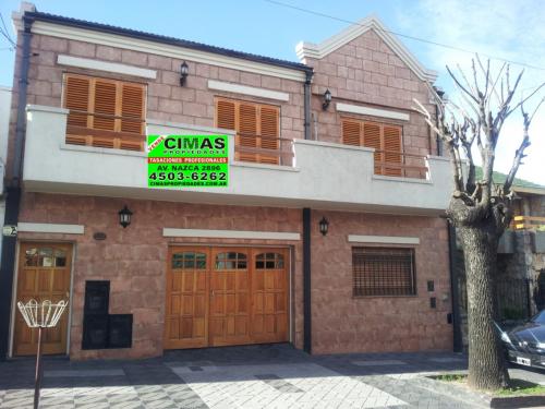 CASA LOTE PROPIO IDEAL 2 FAMILIAS EN 2 PLANTAS CON AMPLIA COCHERA PARA 2 AUTOS Y TERRAZA 