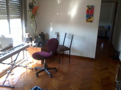 SE ALQUILA  DEPARTAMENTO DE DOS AMBIENTES LUMINOSO EN TERCER PISO