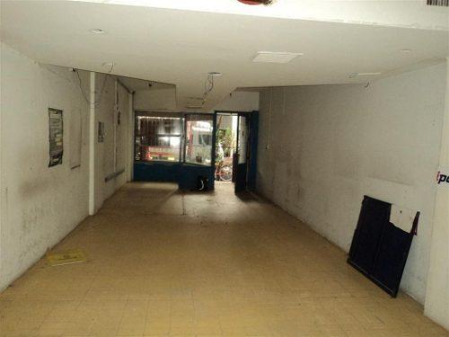 Excelente local en zona altamente comercial, a 30 mts de Av Cabildo.