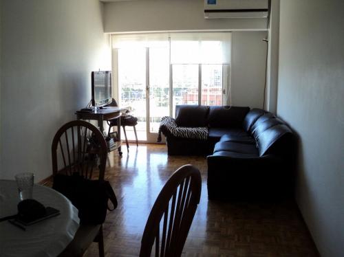 Excelente 4 ambientes con cochera y dependencia con baño. Muy luminoso!!