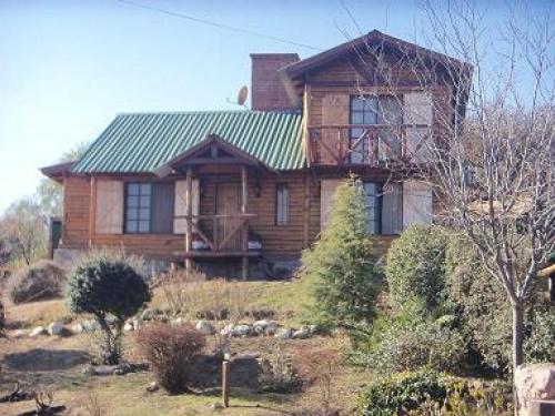 EXCELENTE CASA CON AMPLIO PARQUE EN BARRIO VALENTI -