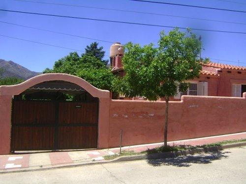 HERMOSA CASA CON AMPLIO PARQUE -Capilla del Monte