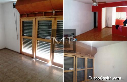 	 Casa Con Local Comercial, 2 Dormitorios, Cocina Estar Comedor, Patio Y Cochera Compartida - Cualqu