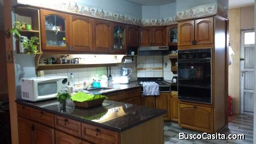 Casa luminosa con dos balcones, terraza, cochera techada y lavadero interno