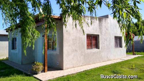 Dueña vende casa.-