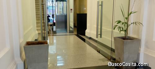 VENTA DE EXCLUSIVA OFICINA ,EN RECICLADO EDIFICO
