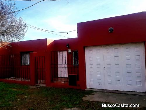 VENDO CASA ZONA OESTE - ESCUCHO OFERTAS.