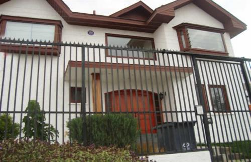 VC177 VENTA CASA SÓLIDA DE 2 PISOS Y PISCINA LOMAS DE MONTEMAR