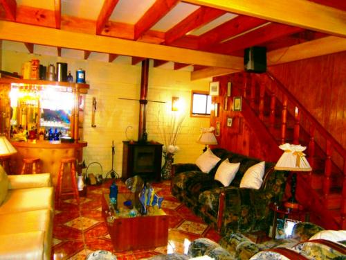 VENDO FANTÁSTICA CASA AMOBLADA 3 PISOS VIÑA CON PISCINA $75 MILLONES