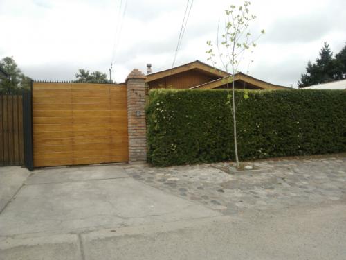 hermosa casa solida,protegida,centrica,sercana a colegios,municipalidad,PDI,OS7,jardines,baños de muy buena calidad,sector demasiado tranquilo,porton 