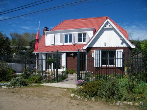 casa de cuentos, 5 dormitorios, a 2 cuadras del mar, muy iluminada y acogedora