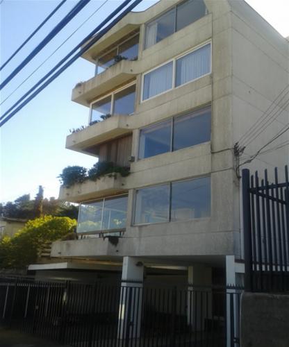 AD013 ARRIENDO AÑO CORRIDO SIN AMOBLAR AMPLIO DEPARTAMENTO CON VISTA AL MAR EN REÑACA DE VIÑA DEL MAR
