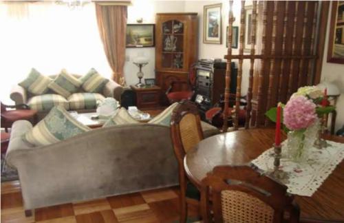 VC221 VENTA DE CASA SÓLIDA 2 PISOS MAS MANSARDA - VIÑA ORIENTE