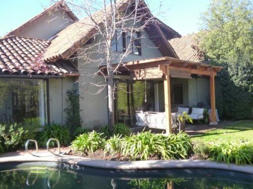 Dueño arrienda casa 4D/3B, más servicios, en Las Condes.