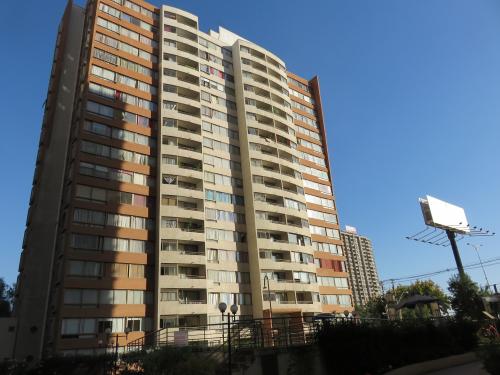 Depto. en Condominio Parque Macul, Macul.