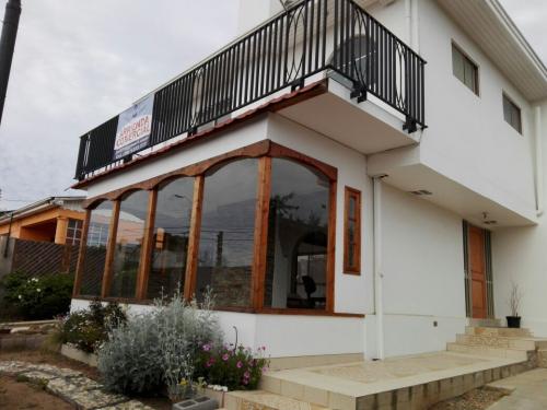 Arriendo comercial , casa con galpón en Santa Julia muy segura.