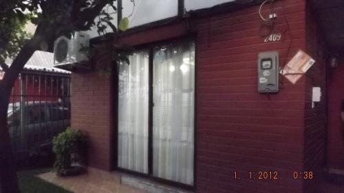 SE VENDE casa muy bien conservada, 2 pisos, pasaje cerrado.