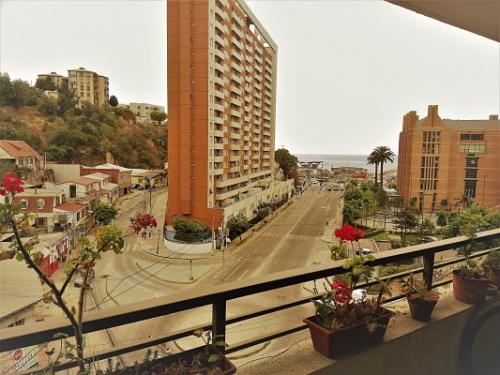 Departamento en excelente estado con Bodega y Estacionamiento (cubierto).Vista al Mar