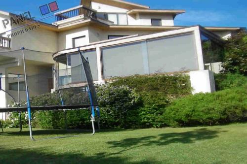 AMPLIA CASA, 1015 m2 terreno, BOSQUES DE MONTEMAR - CONCÓN // VC401