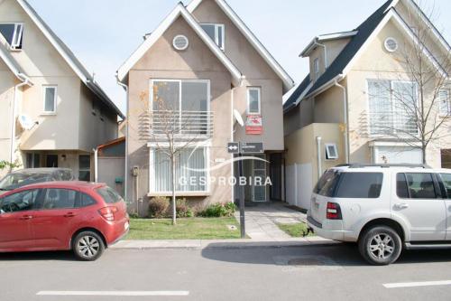 Casa de 3 pisos en Condominio La Hacienda de Huechuraba 3D+3B