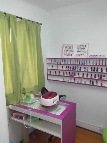 ARRIENDO DE SALON DE PELUQUERIA MANICURE Y PEDICURE EN PROVIDENCIA