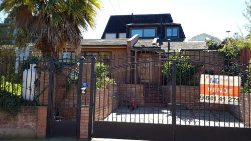 SE VENDE CASA 2 PISOS EN SECTOR EXCLUSIVO REÑACA - Montiel Propiedades