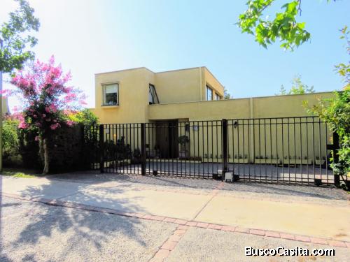 EXCELENTE CASA EN AV. SAN CARLOS DE APOQUINDO, LAS CONDES.