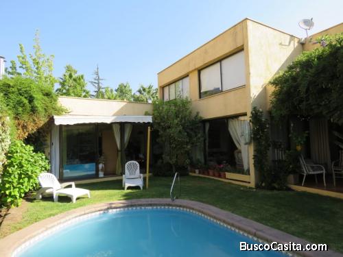 EXCELENTE CASA EN AV. SAN CARLOS DE APOQUINDO, LAS CONDES.