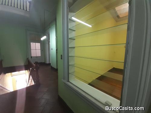  Oficina en plaza Aníbal Pinto. 