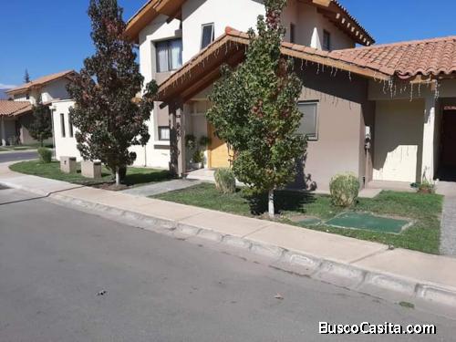 EN VENTA HERMOSA CASA EN CONDOMINIO JARDIN DE LOS VILLARES