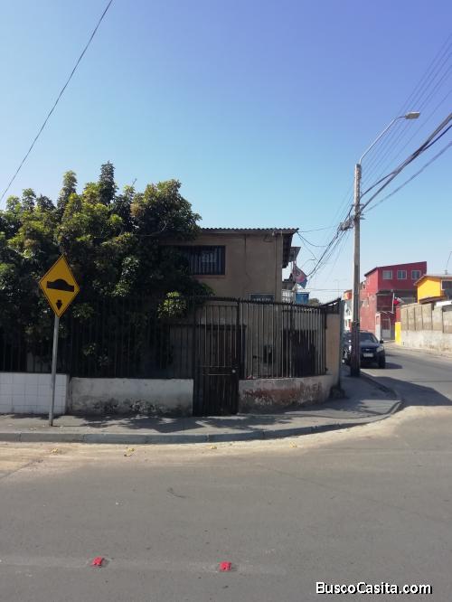 Casa esquina solida dos pisos con patio, en sector norte.