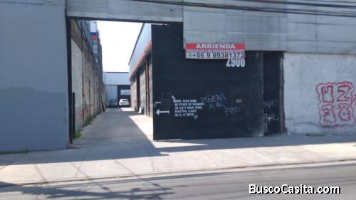 Arriendo conveniente bodega ubicada en calle Santa Rosa