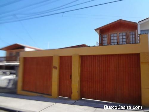 Preciosa casa sólida, amplia y con finas terminaciones.