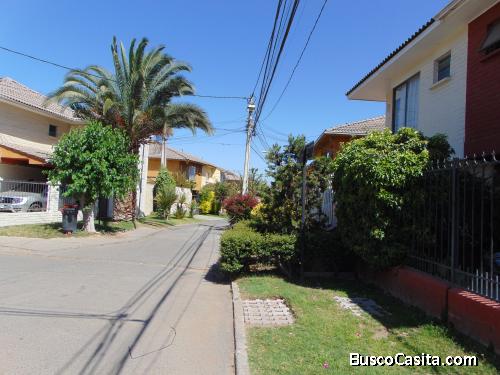 Estupenda casa, ubicada en un tranquilo pasaje, con áreas verdes 
