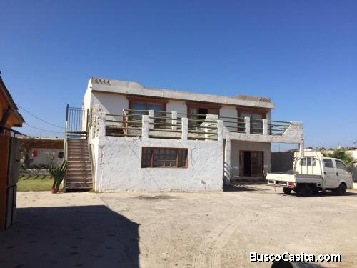 VENDO AMPLIA CASA