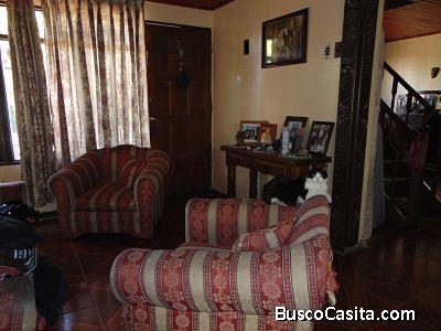 Amplia casa muy bien ubicada, totalmente REGULARIZADA