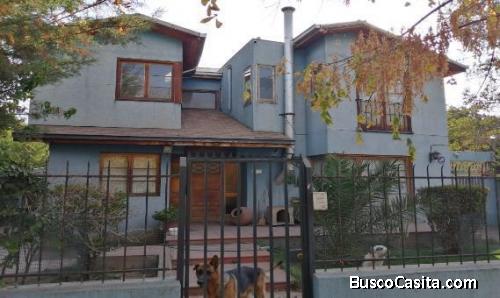 Hermosa casa de 2 pisos ubicada en la comuna de La Reina