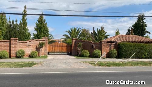 Hermosa casa estilo colonial en Parcela, Buin.
