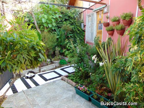 Linda casa con amplio patio, estacionamiento y papeles al día