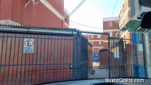 Se vende amplio departamento con un estacionamiento cerca de metros