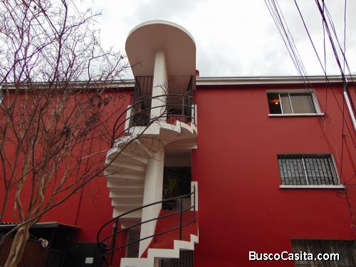 Departamento antiguo en pasaje cerrado, cercano al Parque O’Higgins