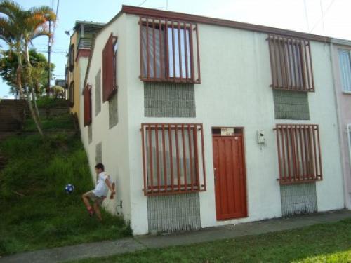 Vendo casa duplex, peatonal, esquinera. Excelente vista