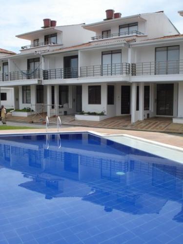 VENDO HERMOSA CASA EN CONDOMINIO VILLAVICENCIO