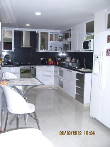 VENDO LUJOSO APARTAMENTO EN LAURELES