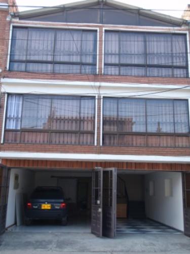 CASA REMODELADA Y AMPLIA EN EL BARRIO JAZMIN