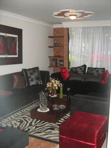 VENDO CASA DE EXCELENTES ACABADOS 