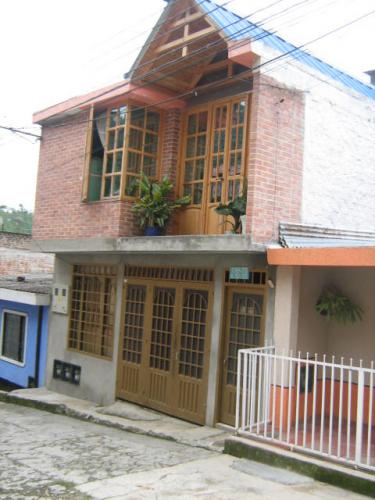VENDO CASA CON RENTA EN EL BARRIO CLARITA BOTERO